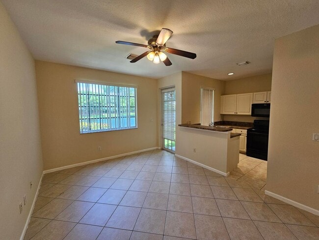 Building Photo - Spacious 3/2.5 Townhome