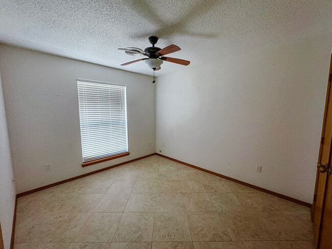 Building Photo - 533 Eagle Dr