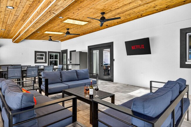 Building Photo - 319 Brentwood Dr