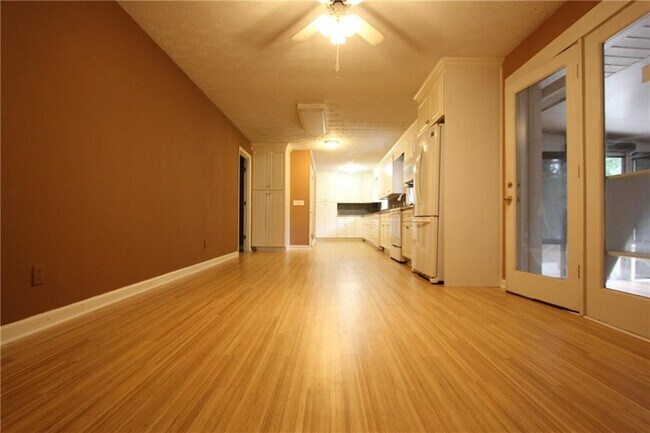 Building Photo - 2944 Piedmont Dr