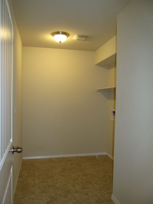 Building Photo - 3 BEDROOM NEAR STILLHOUSE HOLLOW LAKE