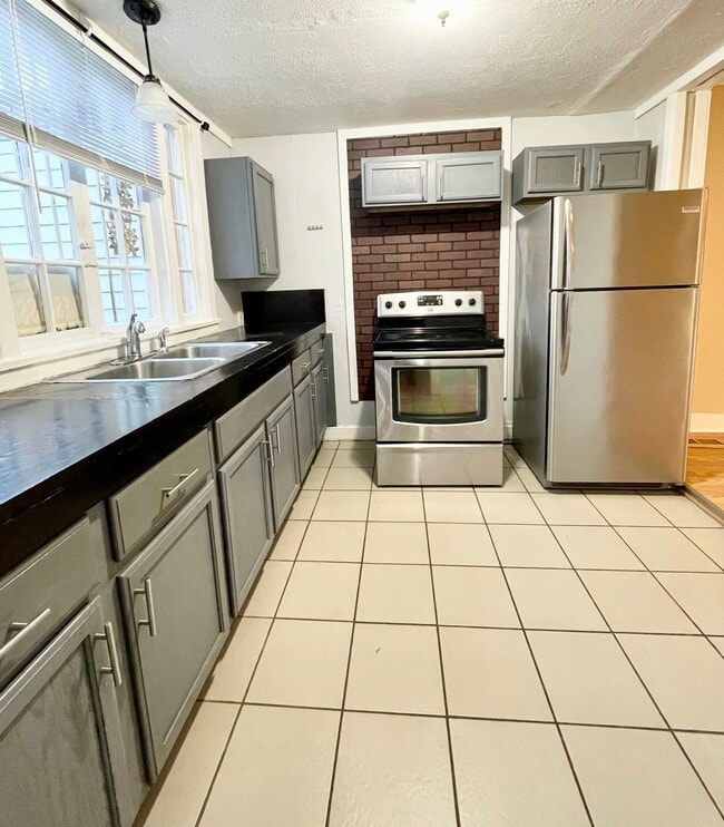 Building Photo - 2018 Clifton Ave