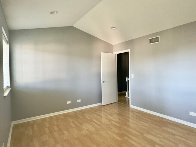 Building Photo - 1356 S Lorraine Rd