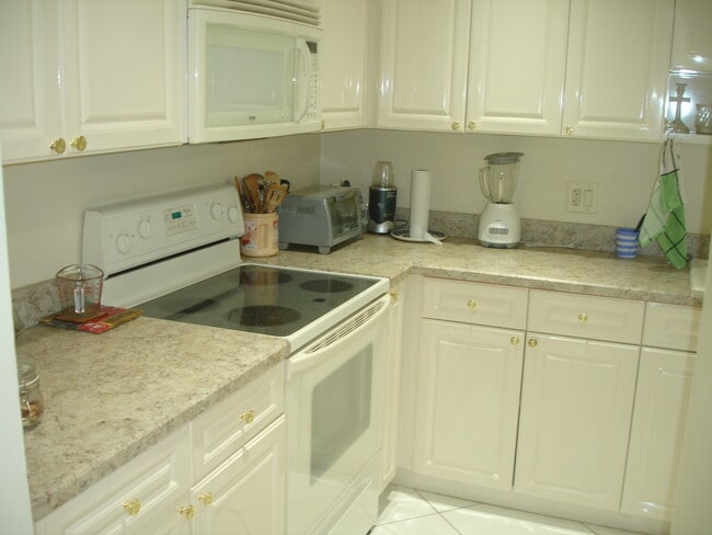 Building Photo - 1111 Boxwood Dr