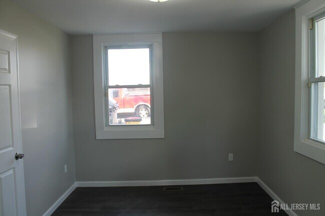 Building Photo - 519 Roosevelt Ave