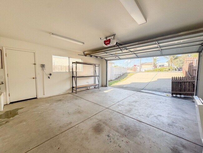 Building Photo - Unique 3 Bedroom, 3 Bathroom Home in Oceano