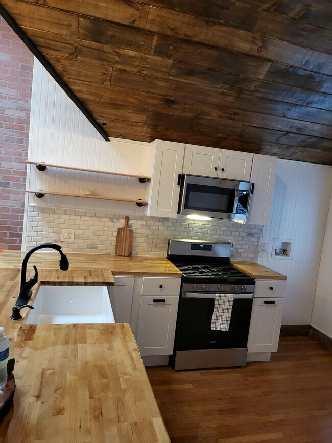 Building Photo - 1482 Cambridge St