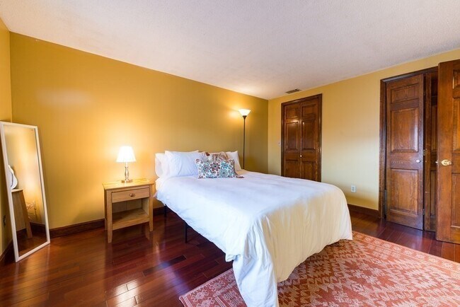 Building Photo - 474 E 7th St