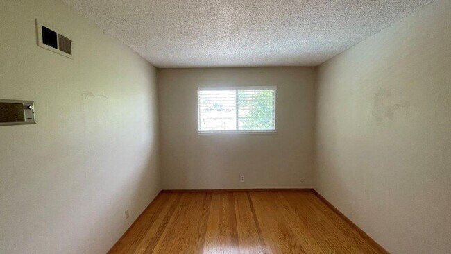 Building Photo - Nice 4 bedroom 2 bathroom home with sparkl...