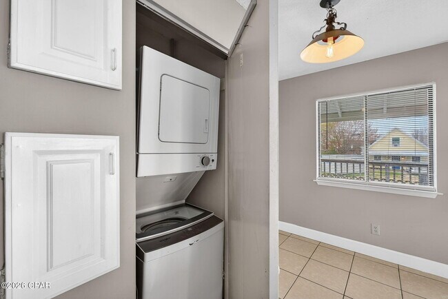 Building Photo - 6714 Beach Dr