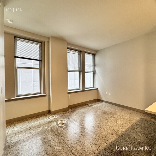 Building Photo - 306 E 12th St