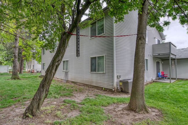 Building Photo - 1438 N Bluff Pl