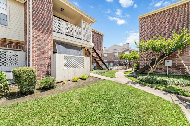 Building Photo - 2121 El Paseo St