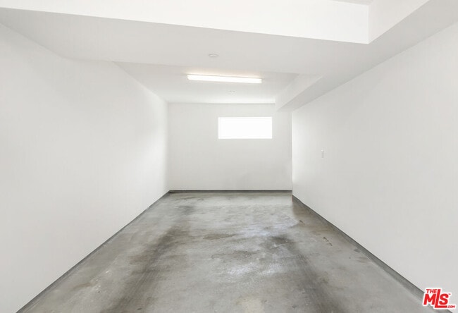 Building Photo - 1045 Manzanita St