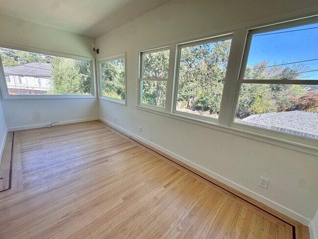 Building Photo - Charming 2-3bd Bungalow w/Pool in San Rafael