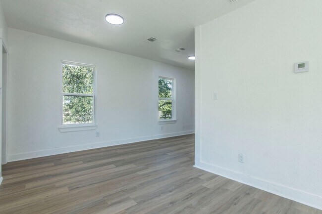 Building Photo - 2215 N Elmendorf St