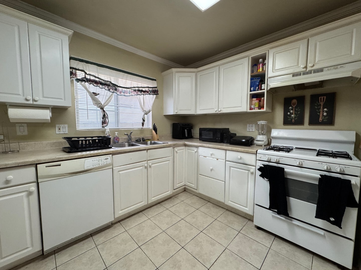Shared Full Kitchen - 11050 Keswick St