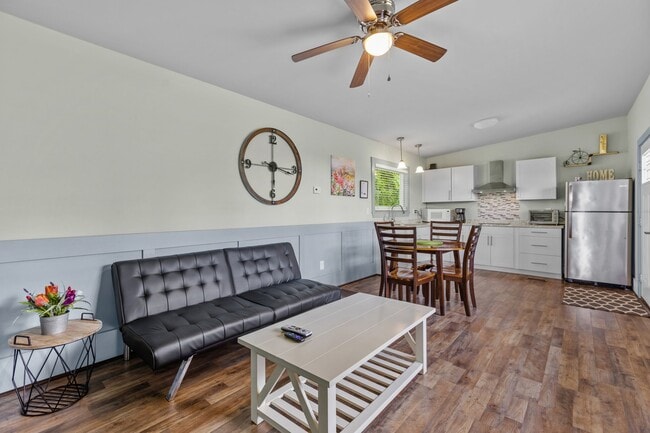 Building Photo - 2116 Las Flores Ln