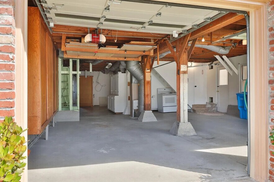 Building Photo - 123 Country Club Dr