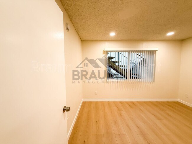 Building Photo - 4636 Laurel Canyon Blvd