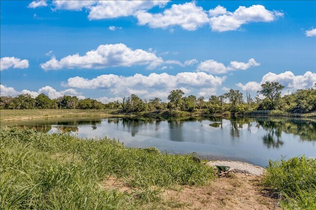 Building Photo - BEAUTIFUL 5 BEDROOM HOME  WITH LAKE VIEW A...