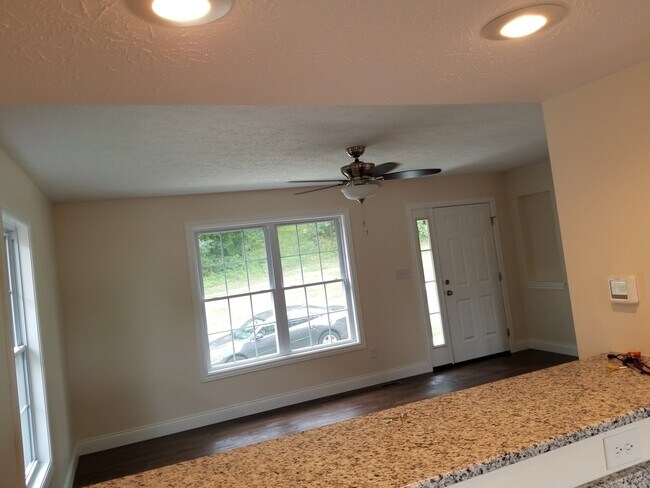 Building Photo - Beautiful and Modern 3 Bed 2.5 bath Home!