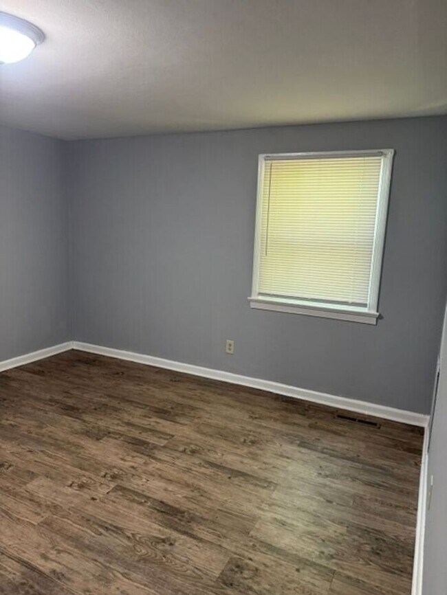 Building Photo - Spacious Two Bedroom Townhouse