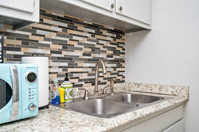 Building Photo - 300 W Peachtree St NW