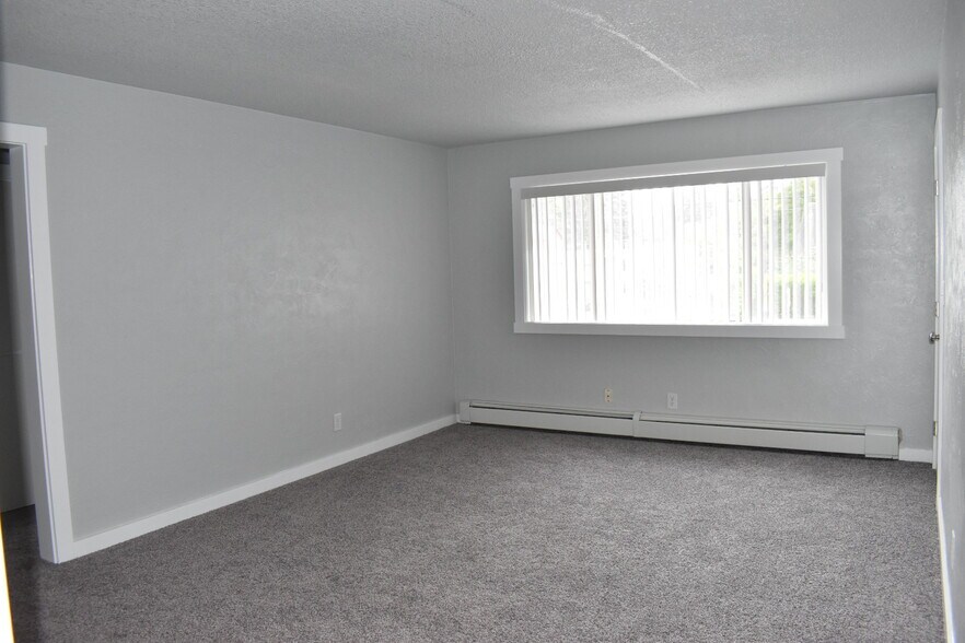 Spacious Living Room - 7905 N Fessenden St
