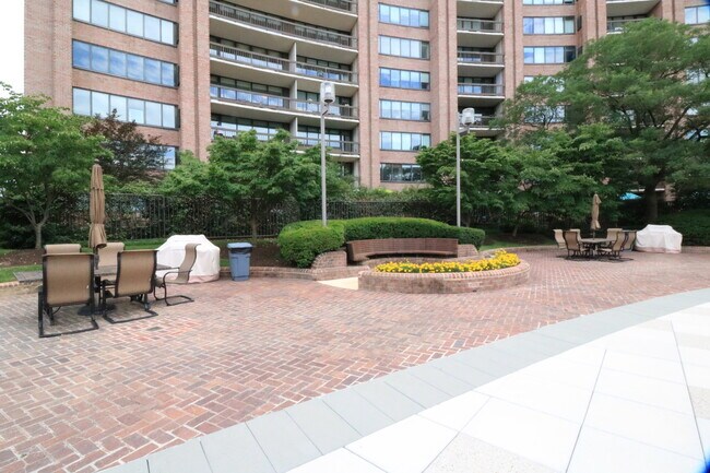 Building Photo - Classy 1/1 Convenience in Crystal City
