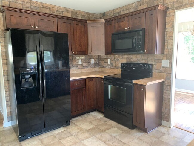 Building Photo - 4 Bedroom House in Madison Heights