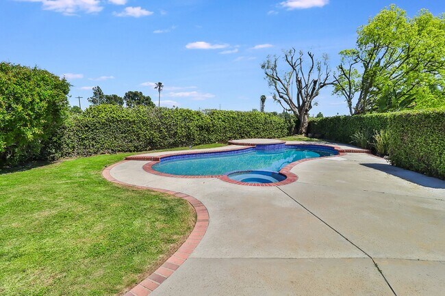 Building Photo - Tarzana 4BR w/downstairs bed + bath, POOL + basketball hoop!