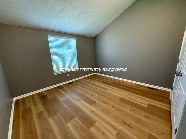 Building Photo - Large Updated 3 Bedroom/2 Bath Duplex in L...