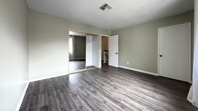Building Photo - 1013 W Linden St