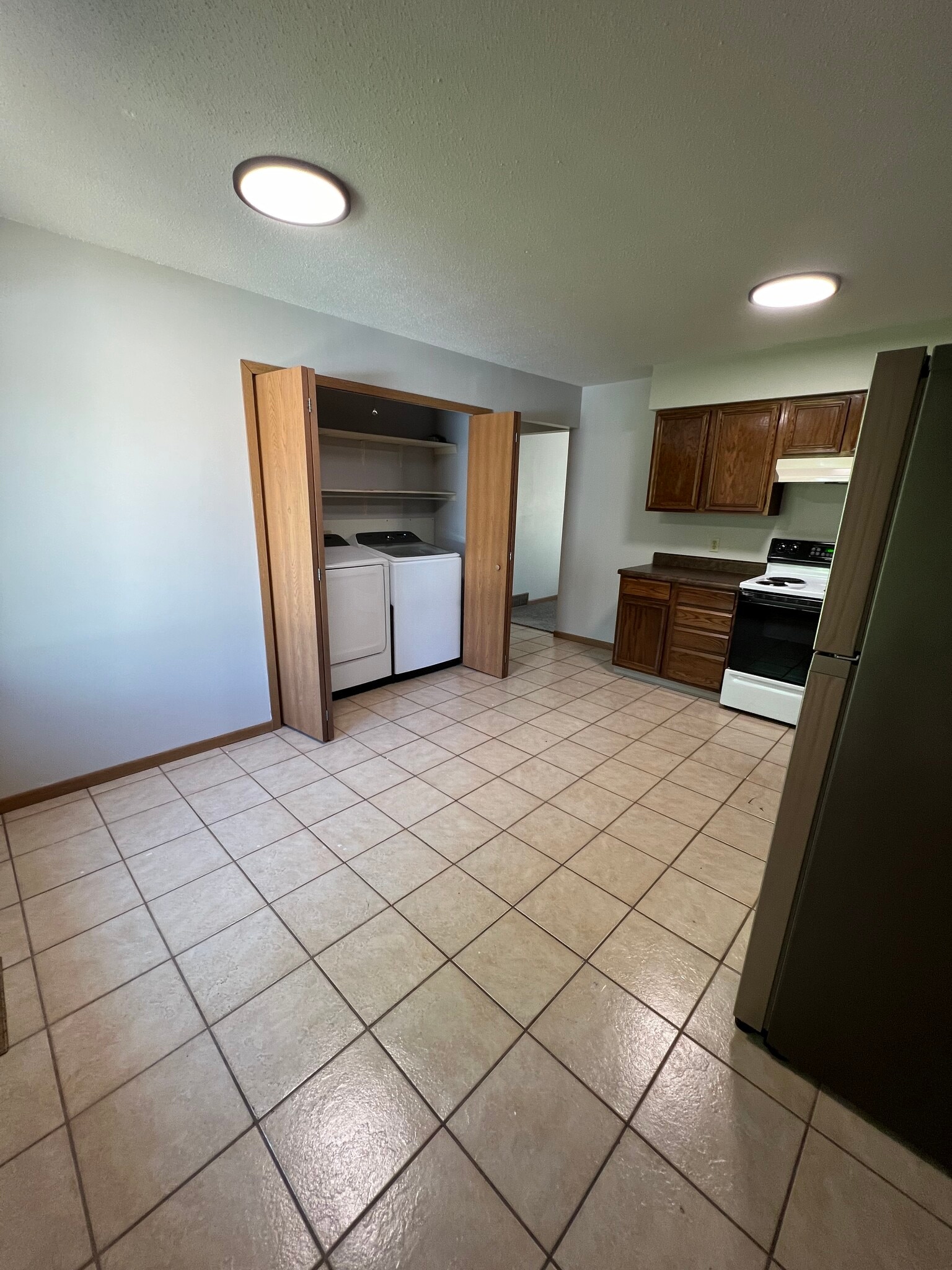 Building Photo - 545 Pine Tree Dr