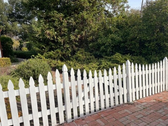 Building Photo - 2234 Oakvale Rd