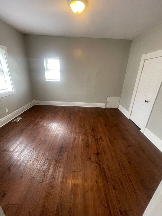 Building Photo - 301 E Memorial Dr