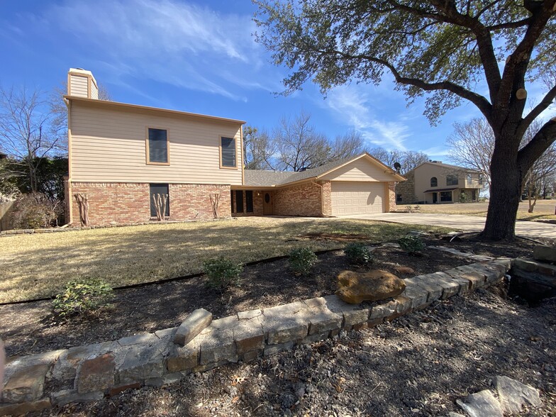 View of house from Street. - 605 Scenic Dr