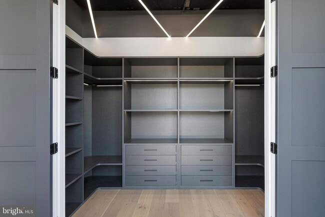 Building Photo - 1733 Chain Bridge Rd