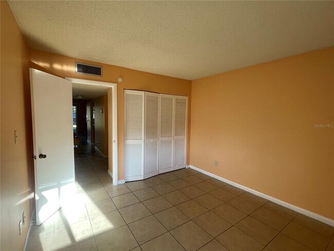 Building Photo - 549 Fairways Dr