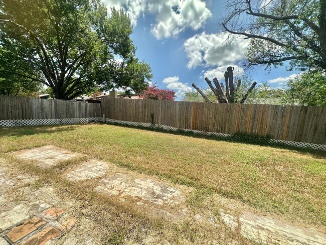 Building Photo - AVAILABLE NOW!