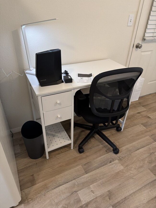 Building Photo - Furnished unit with huge backyard.