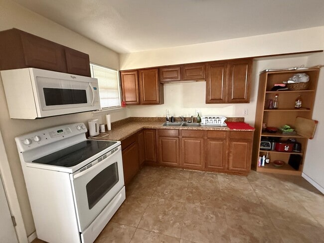 Building Photo - 420 E 47th St