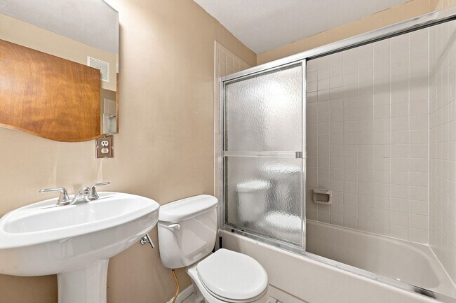 Building Photo - 3 bed, 3 full bath - perfect for roommates!