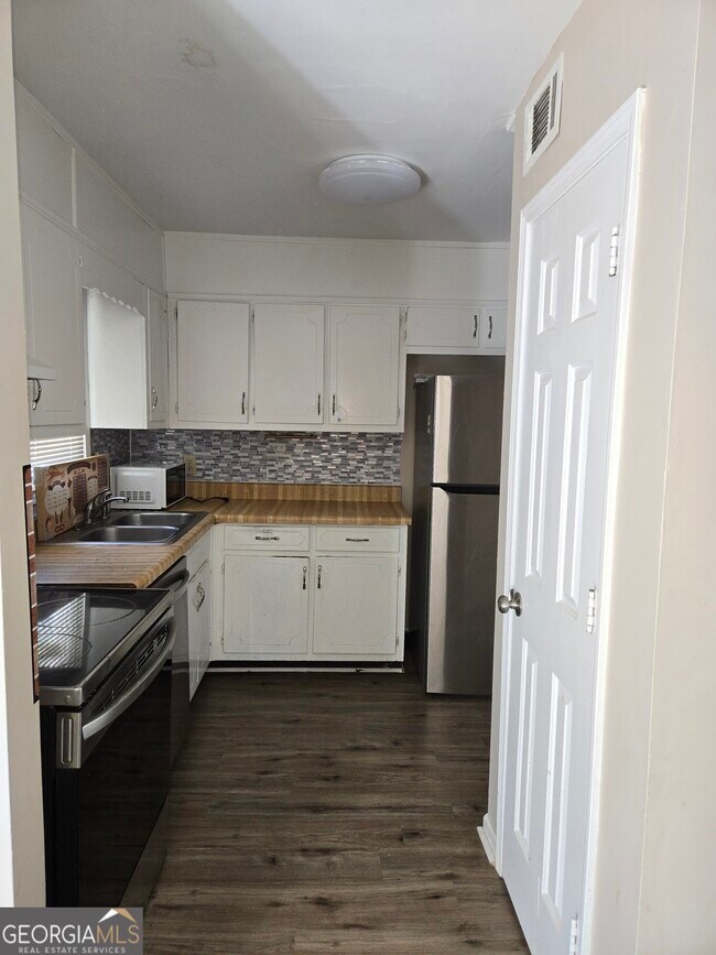 Building Photo - 3080 Robie Ln