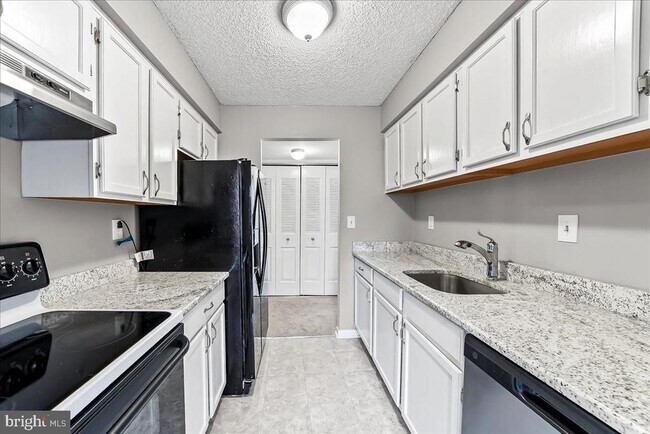 Building Photo - 3207 Valley Dr