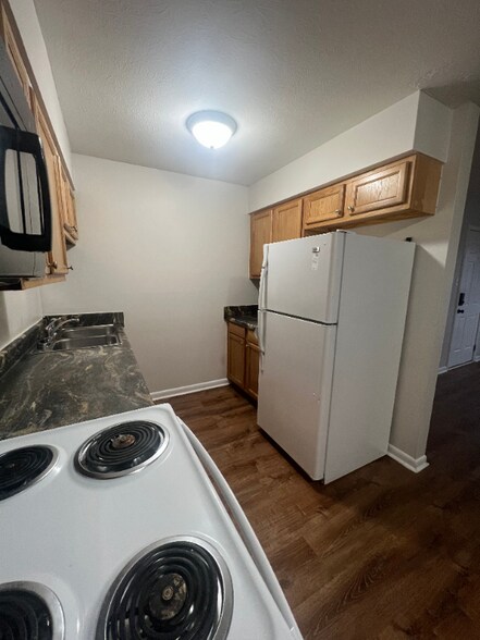 Building Photo - 147 Lakeshore Dr