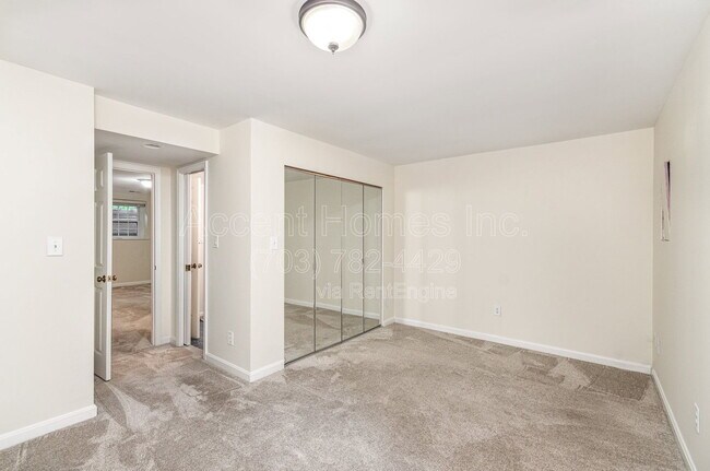 Building Photo - 449 Old Town Ct