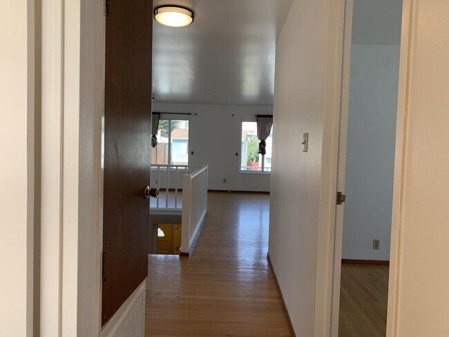 Building Photo - 1315 Skyline Dr