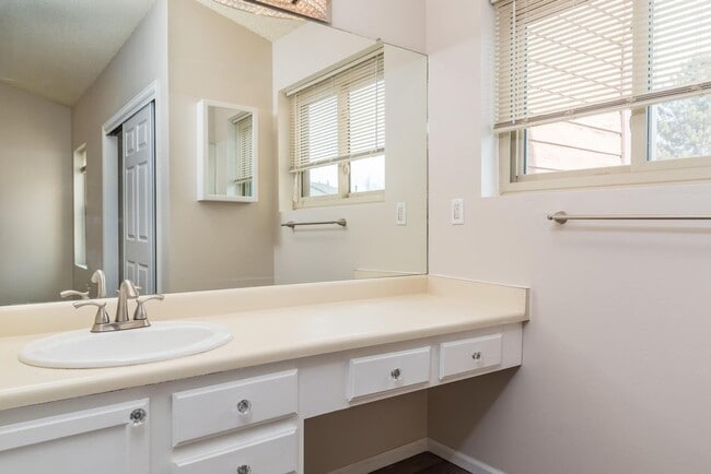 Building Photo - Spacious 3 Bedroom, 3 Bathroom Willowbrook Condo in Gunbarrel